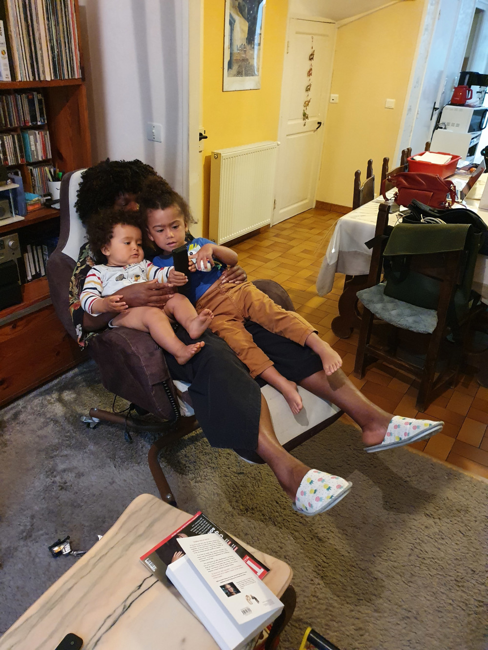 Les enfants testent avec Edna le nouveau fauteuil éléctrique